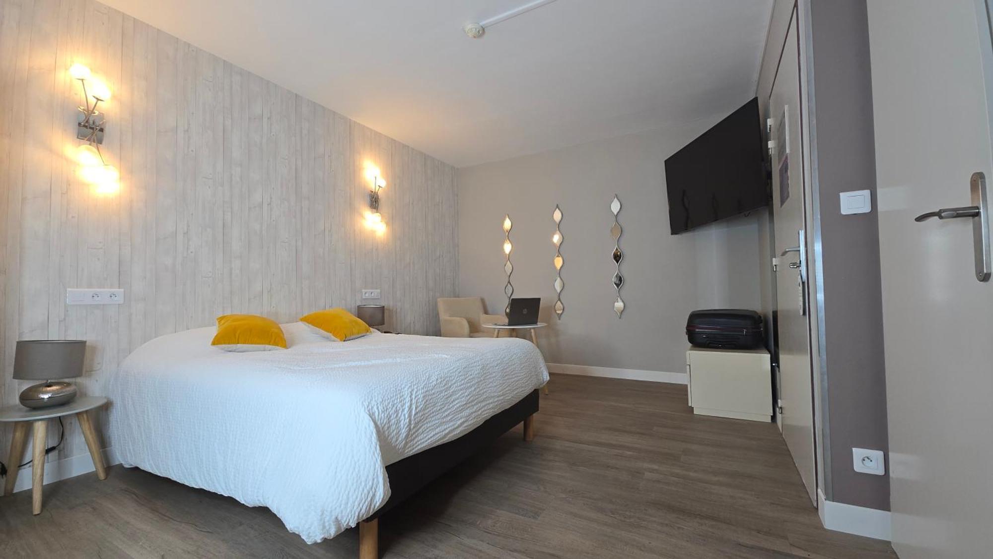 Logis Arcombelle Hotel Montigny le Roi Bagian luar foto