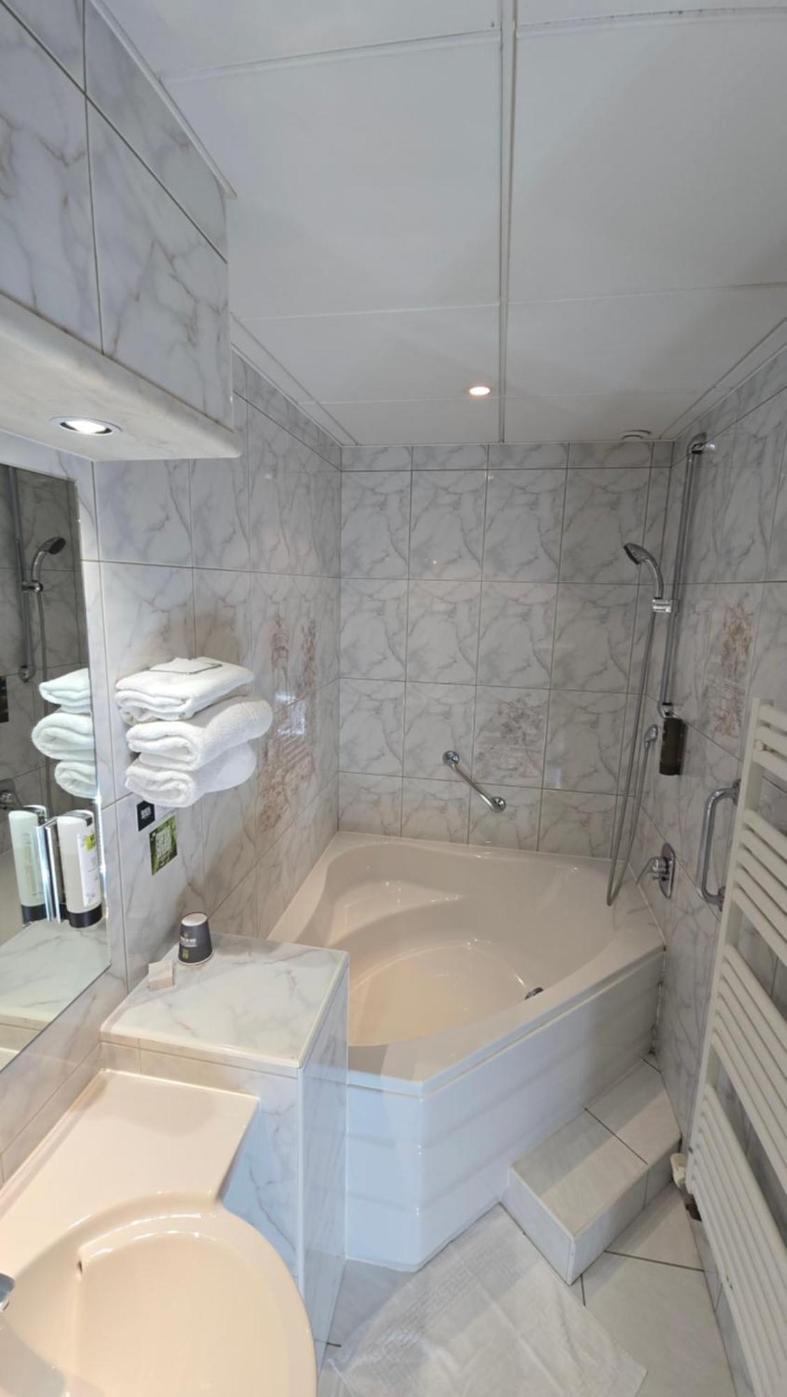 Logis Arcombelle Hotel Montigny le Roi Bagian luar foto