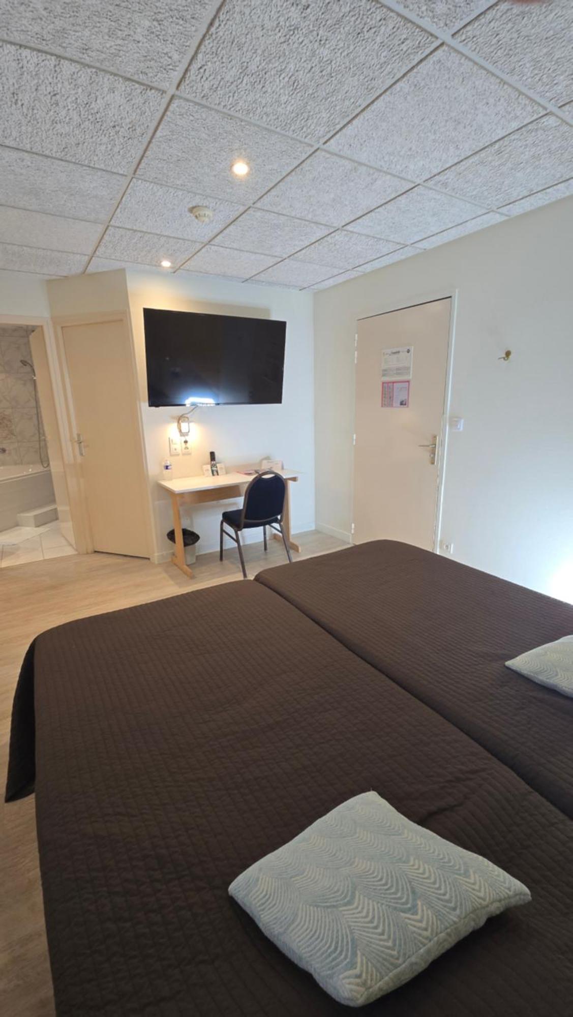 Logis Arcombelle Hotel Montigny le Roi Bagian luar foto