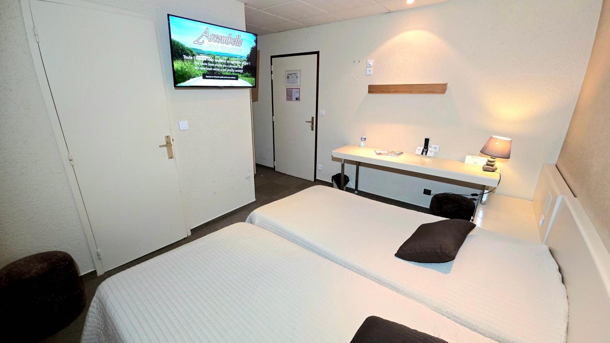 Logis Arcombelle Hotel Montigny le Roi Bagian luar foto