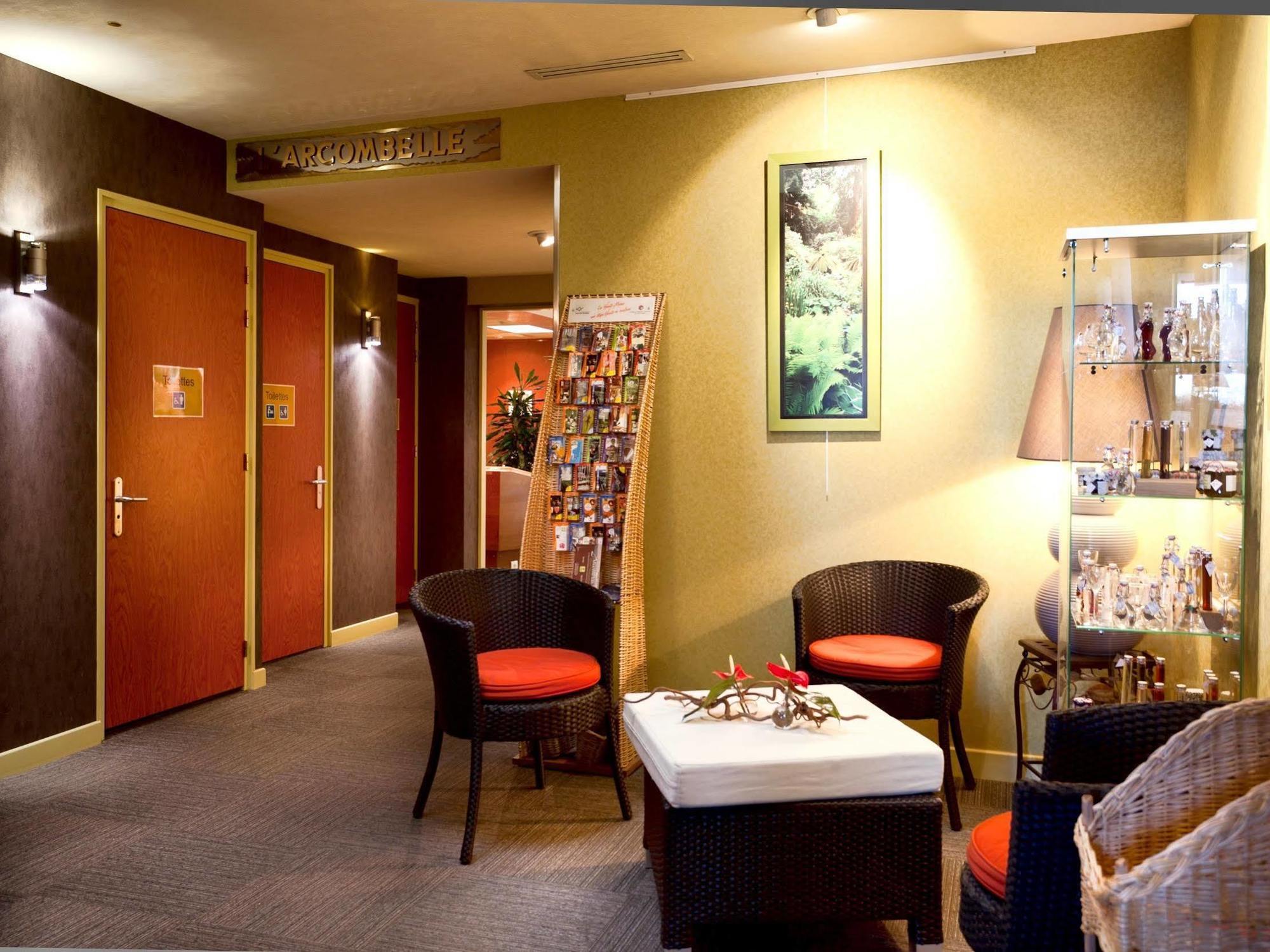 Logis Arcombelle Hotel Montigny le Roi Bagian luar foto