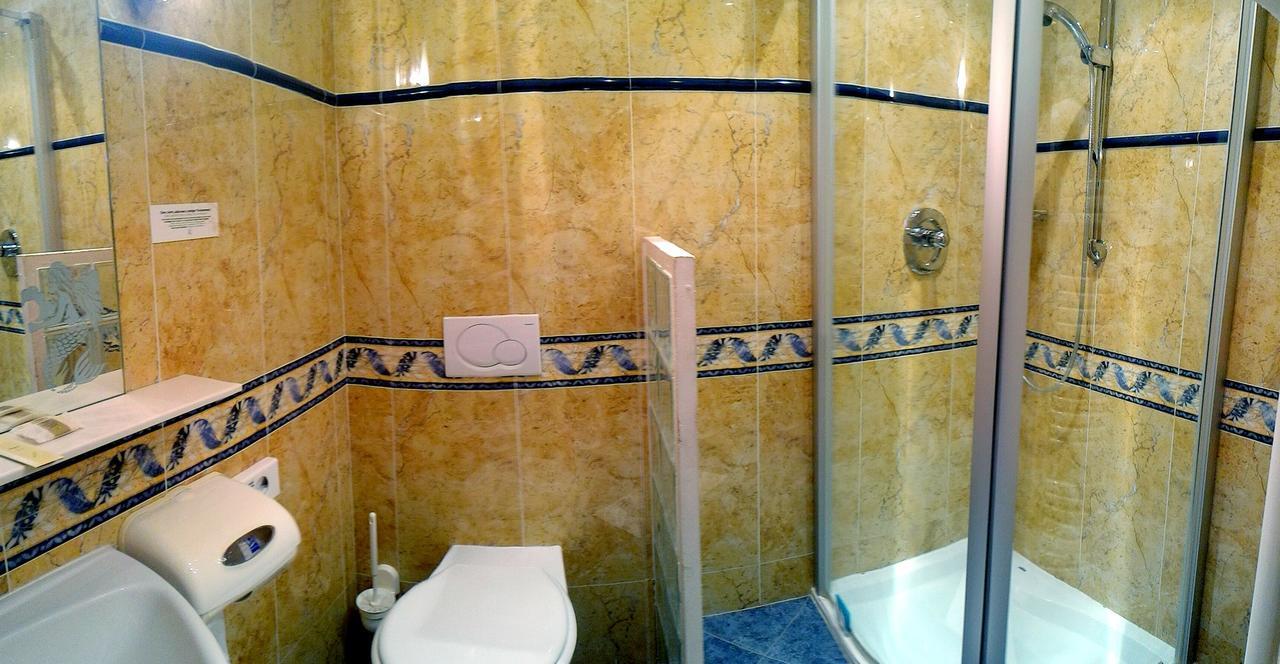 Logis Arcombelle Hotel Montigny le Roi Bagian luar foto