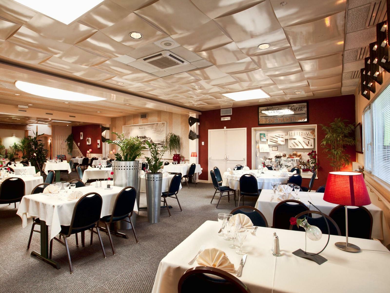 Logis Arcombelle Hotel Montigny le Roi Bagian luar foto