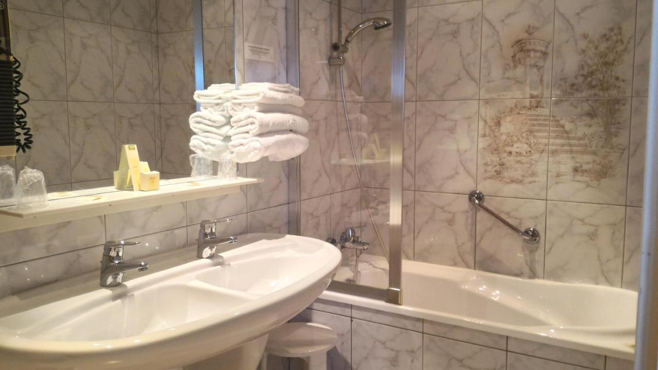 Logis Arcombelle Hotel Montigny le Roi Bagian luar foto